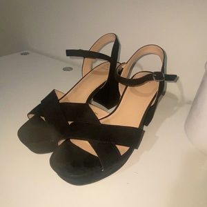 These are women’s black high heels.